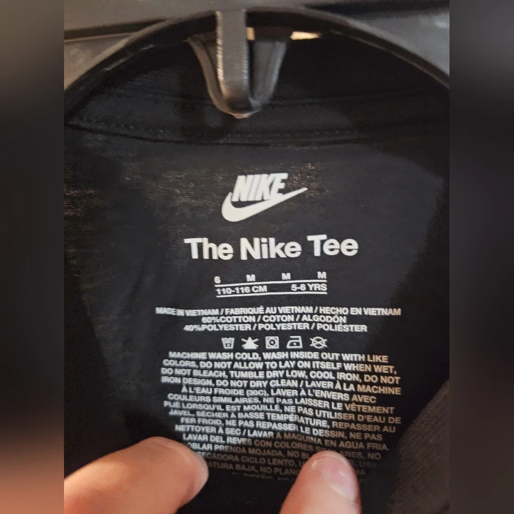 NIKE Kids’ Snow Globe Graphic T-Shirt: BLACK: NEW WITH TAGS: SIZE 6